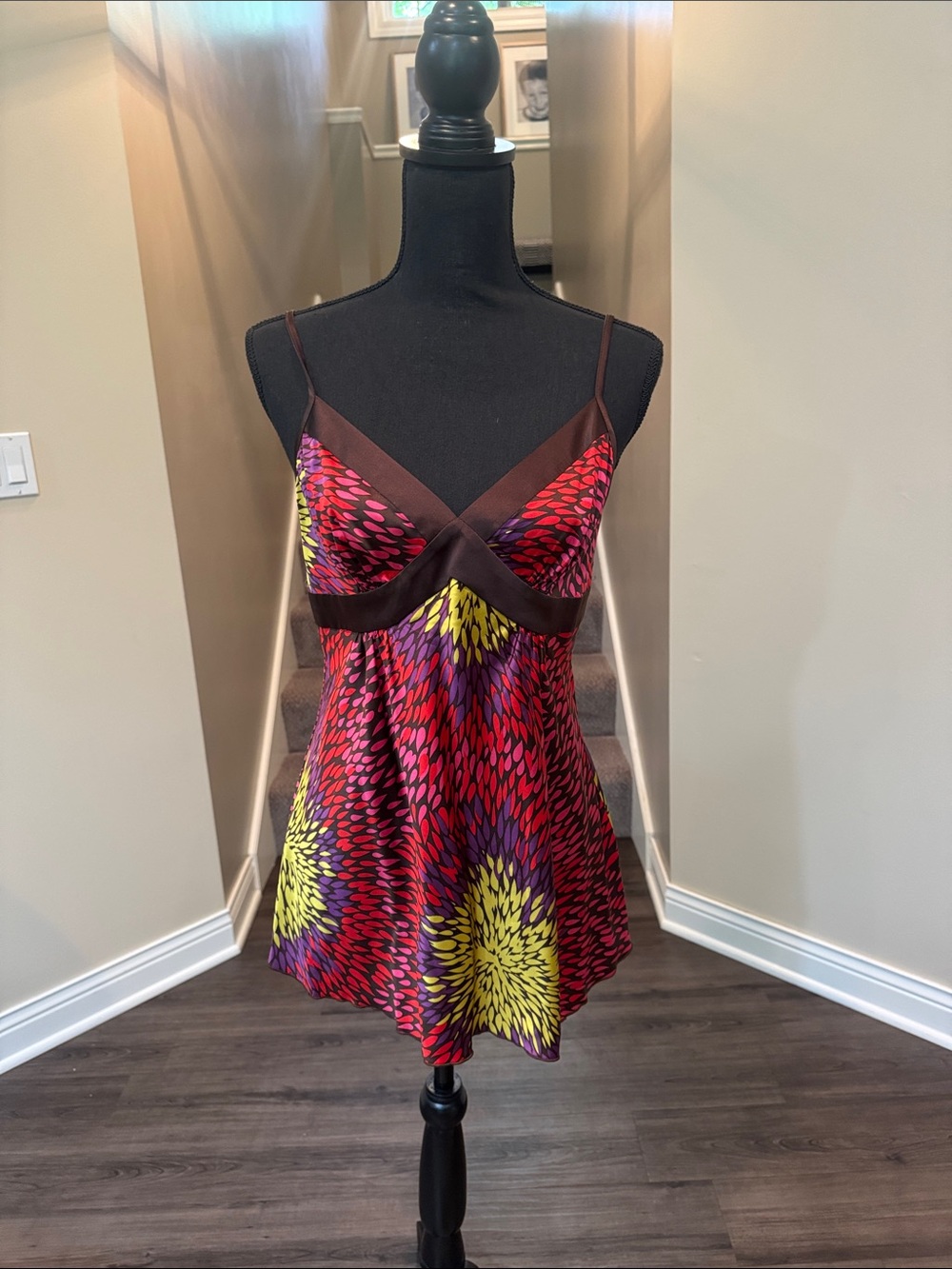 SILK VINTAGE TOP WITH MULTIPLE COLORS EASY TO PAIR WITH JEANS OR A SKIRT.